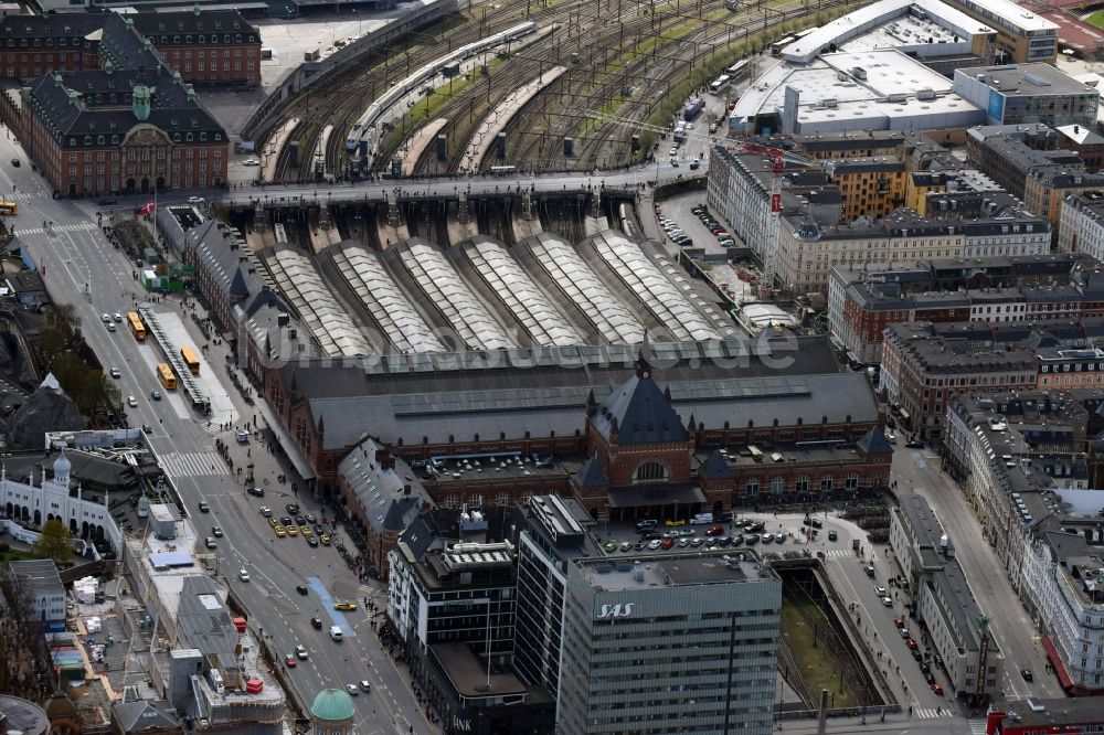 Kopenhagen von oben - Hauptbahnhof der Bahn in Kopenhagen in Region Hovedstaden, Dänemark