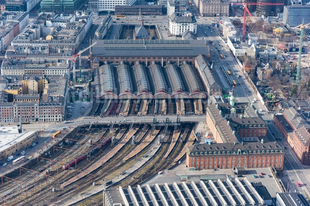 Luftaufnahme Kopenhagen - Hauptbahnhof der Bahn in Kopenhagen in Region Hovedstaden, Dänemark