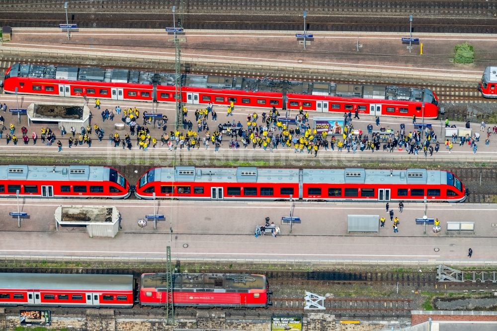 Dortmund von oben - Hauptbahnhof der mit BVB Fußballfans in Dortmund im Bundesland Nordrhein-Westfalen