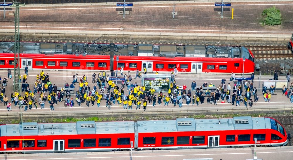 Luftbild Dortmund - Hauptbahnhof der mit BVB Fußballfans in Dortmund im Bundesland Nordrhein-Westfalen