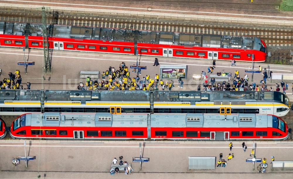 Luftaufnahme Dortmund - Hauptbahnhof der mit BVB Fußballfans in Dortmund im Bundesland Nordrhein-Westfalen