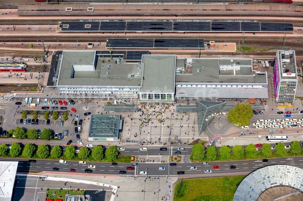 Luftaufnahme Dortmund - Hauptbahnhof der mit BVB Fußballfans in Dortmund im Bundesland Nordrhein-Westfalen