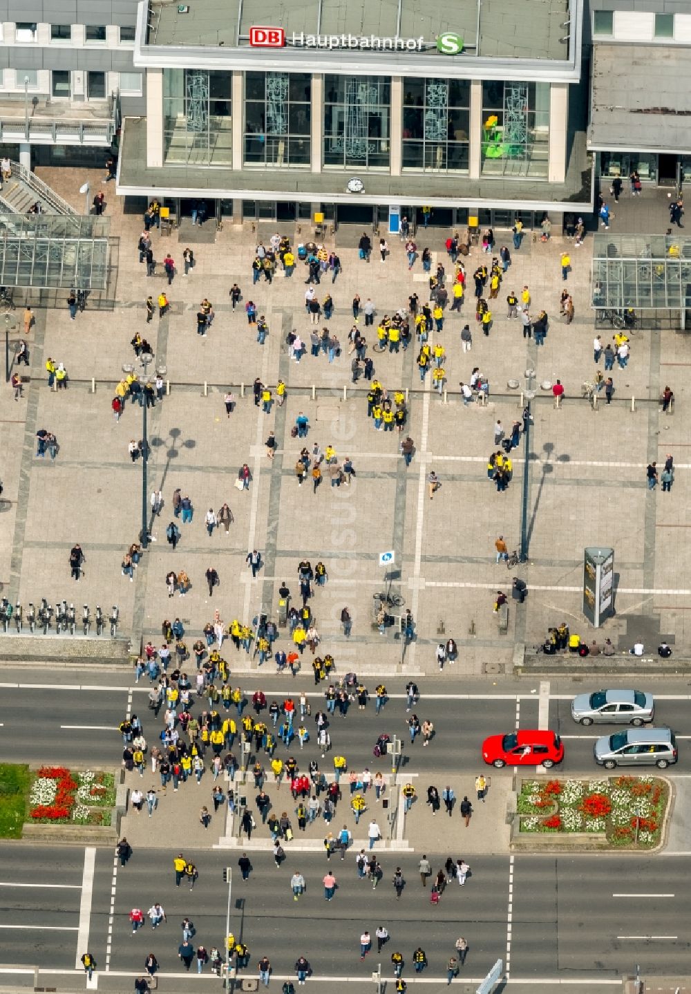 Dortmund von oben - Hauptbahnhof der mit BVB Fußballfans in Dortmund im Bundesland Nordrhein-Westfalen