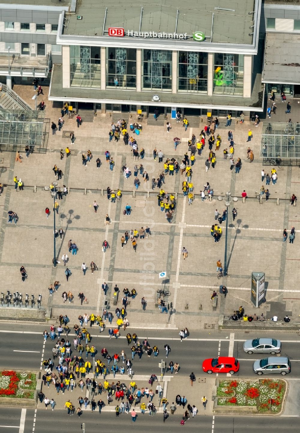 Dortmund aus der Vogelperspektive: Hauptbahnhof der mit BVB Fußballfans in Dortmund im Bundesland Nordrhein-Westfalen