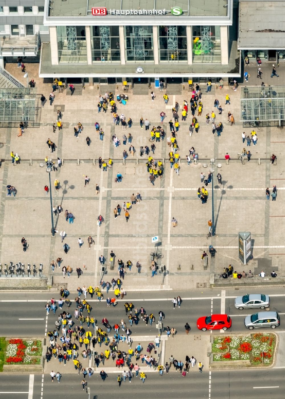 Luftbild Dortmund - Hauptbahnhof der mit BVB Fußballfans in Dortmund im Bundesland Nordrhein-Westfalen