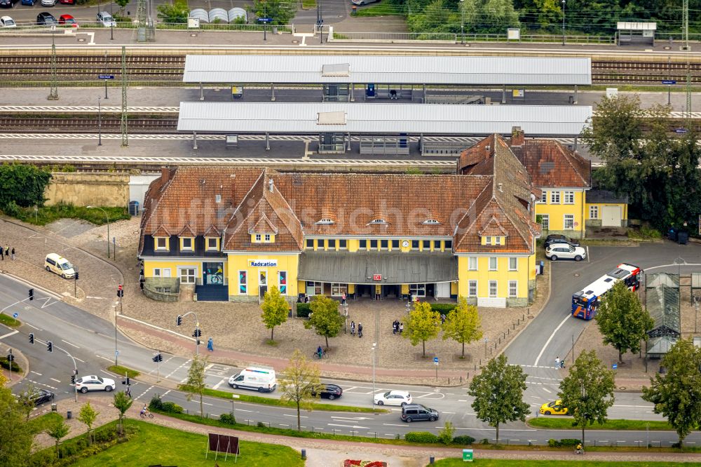 Luftaufnahme Ahlen - Hauptbahnhof der Deutschen Bahn in Ahlen im Bundesland Nordrhein-Westfalen, Deutschland