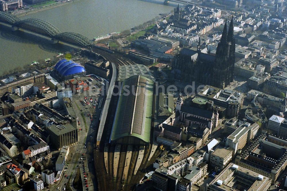 Luftaufnahme Köln - Hauptbahnhof der Deutschen Bahn in der Altstadt / Innenstadt von Köln im Bundesland Nordrhein-Westfalen