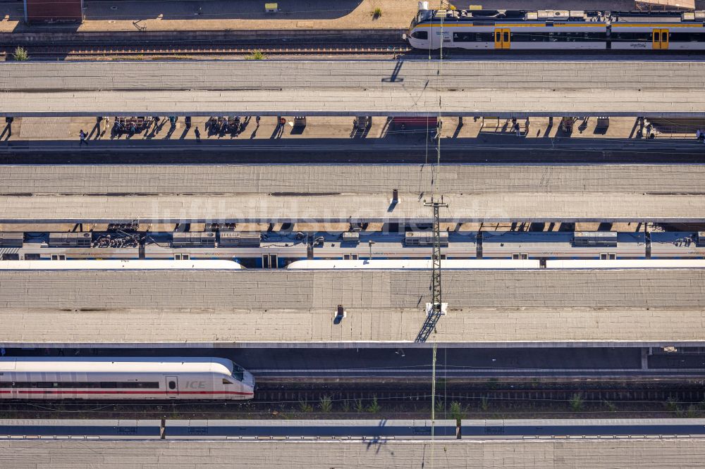 Hamm aus der Vogelperspektive: Hauptbahnhof der Deutschen Bahn mit Bahnsteigen in Hamm im Bundesland Nordrhein-Westfalen, Deutschland