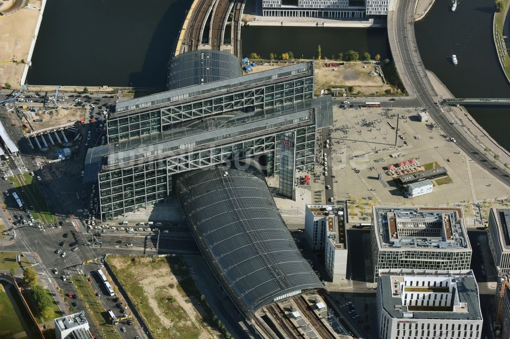 Luftaufnahme Berlin - Hauptbahnhof der Deutschen Bahn in Berlin