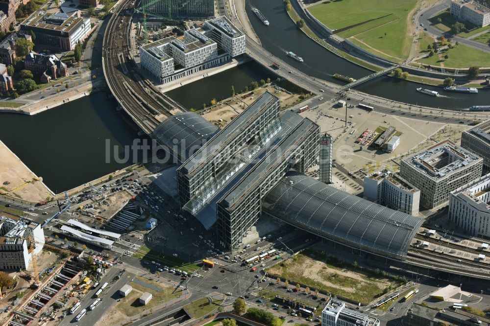 Berlin aus der Vogelperspektive: Hauptbahnhof der Deutschen Bahn in Berlin