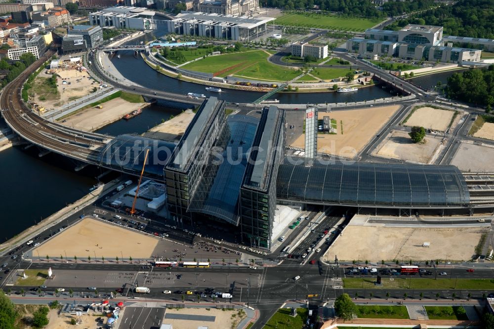 Berlin aus der Vogelperspektive: Hauptbahnhof der Deutschen Bahn in Berlin