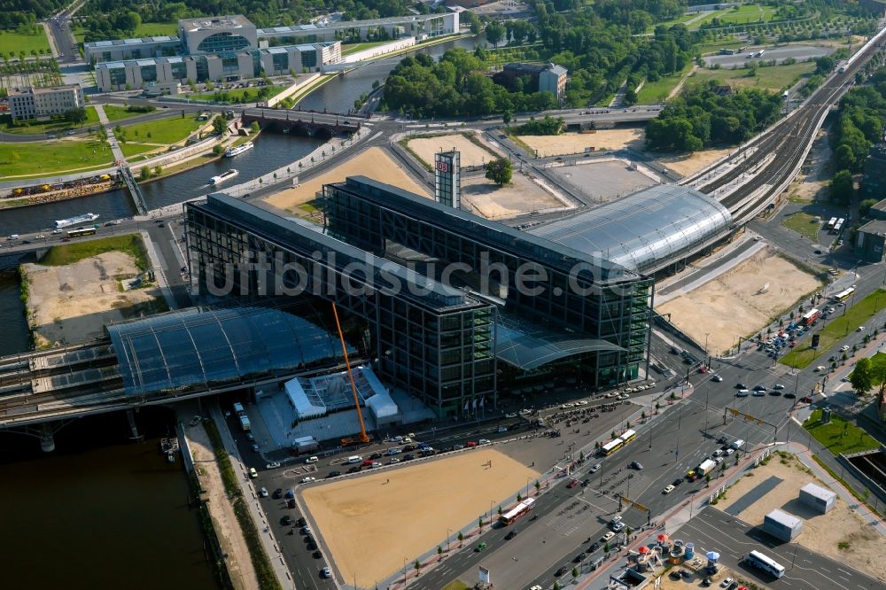 Luftaufnahme Berlin - Hauptbahnhof der Deutschen Bahn in Berlin