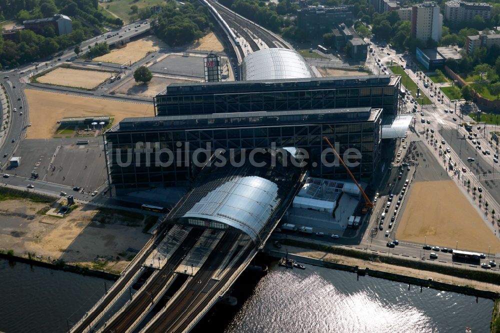 Berlin aus der Vogelperspektive: Hauptbahnhof der Deutschen Bahn in Berlin