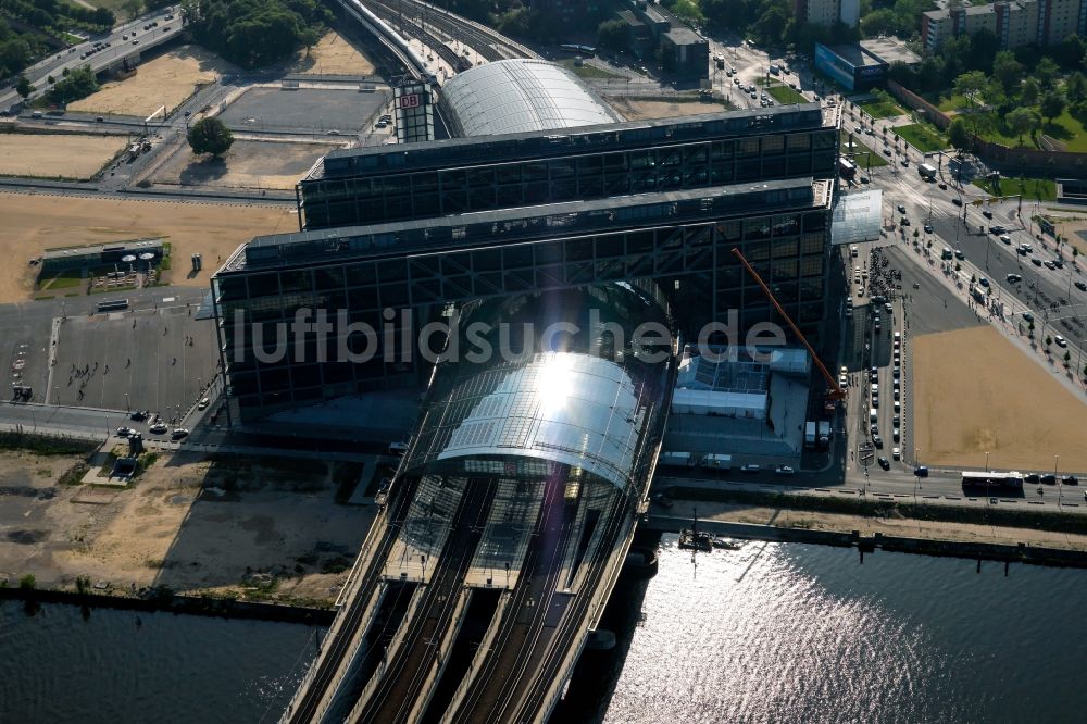 Berlin aus der Vogelperspektive: Hauptbahnhof der Deutschen Bahn in Berlin