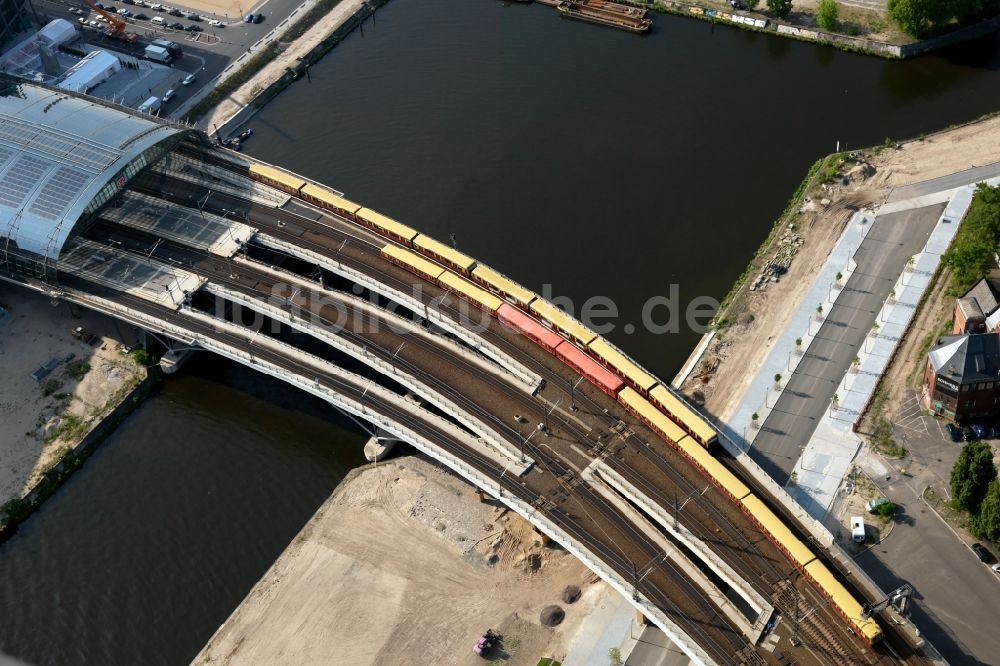 Berlin aus der Vogelperspektive: Hauptbahnhof der Deutschen Bahn in Berlin