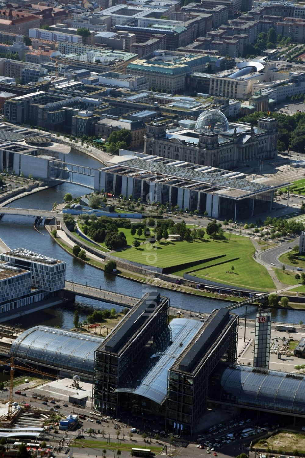 Berlin aus der Vogelperspektive: Hauptbahnhof der Deutschen Bahn in Berlin