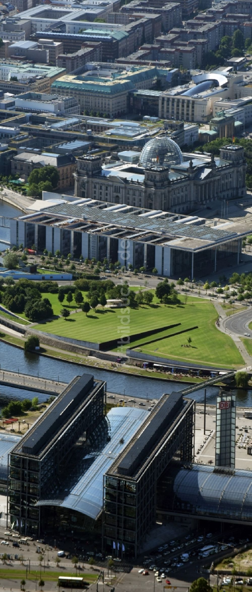 Luftaufnahme Berlin - Hauptbahnhof der Deutschen Bahn in Berlin