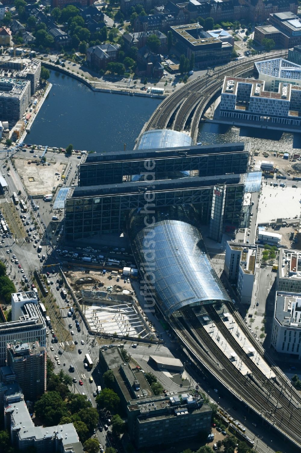 Berlin aus der Vogelperspektive: Hauptbahnhof der Deutschen Bahn in Berlin, Deutschland