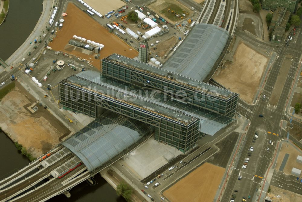 Berlin von oben - Hauptbahnhof der Deutschen Bahn in Berlin, Deutschland