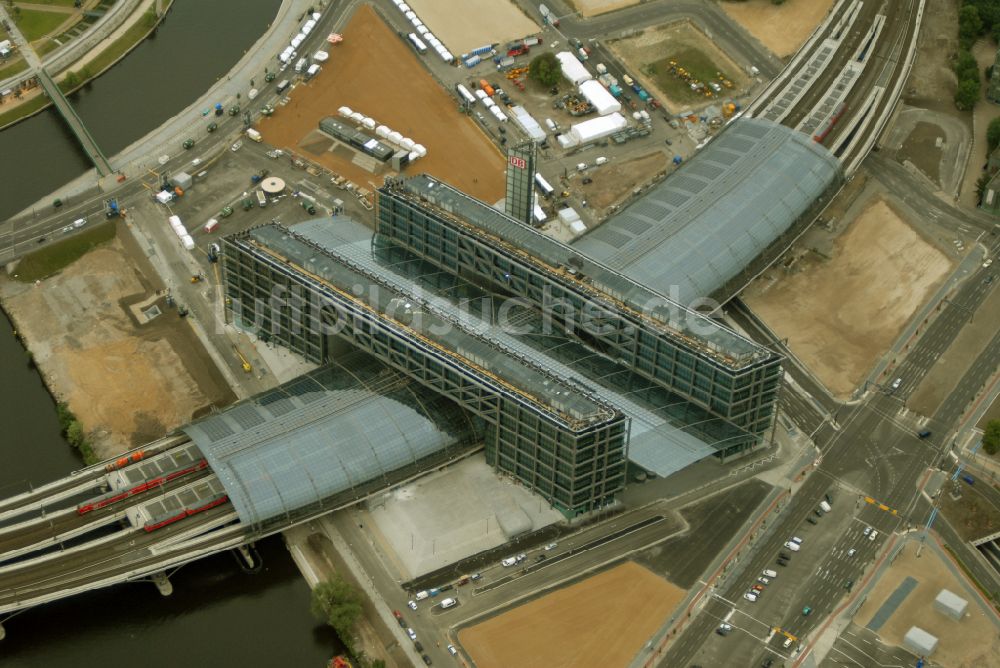 Berlin aus der Vogelperspektive: Hauptbahnhof der Deutschen Bahn in Berlin, Deutschland