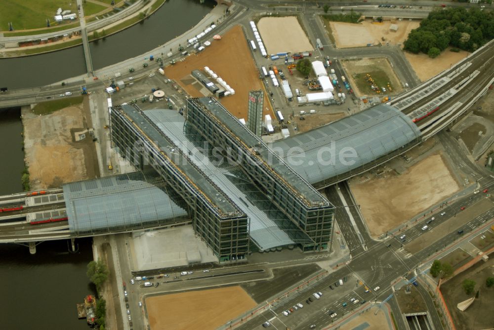 Luftaufnahme Berlin - Hauptbahnhof der Deutschen Bahn in Berlin, Deutschland