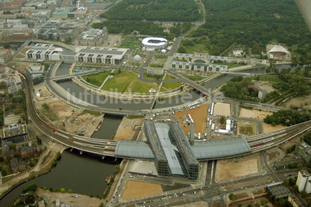 Berlin aus der Vogelperspektive: Hauptbahnhof der Deutschen Bahn in Berlin, Deutschland