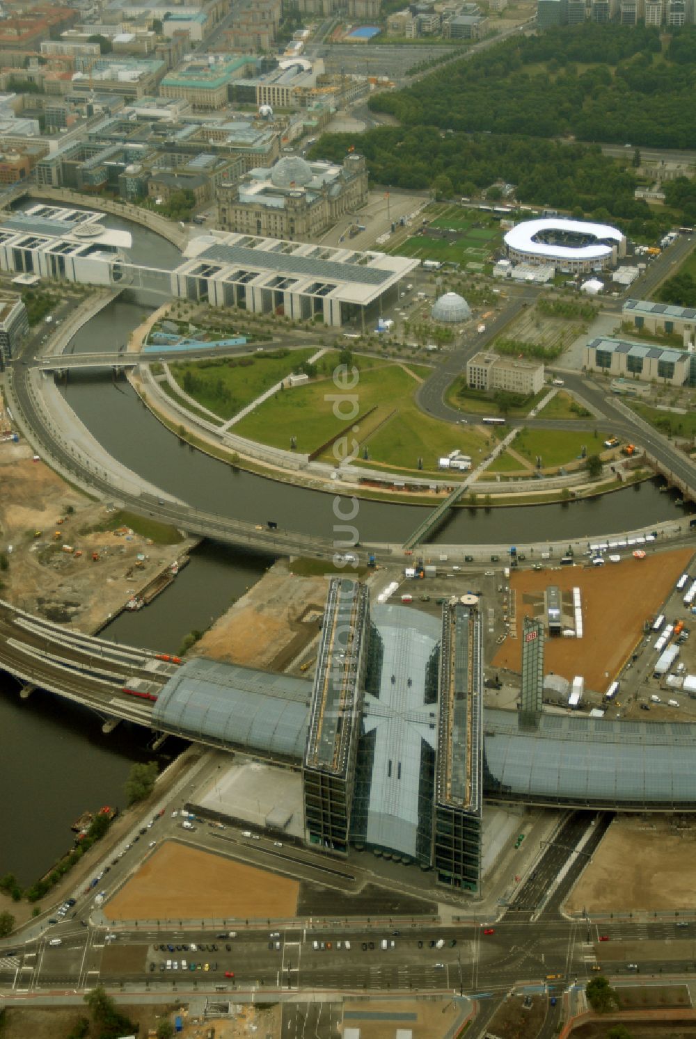 Luftaufnahme Berlin - Hauptbahnhof der Deutschen Bahn in Berlin, Deutschland