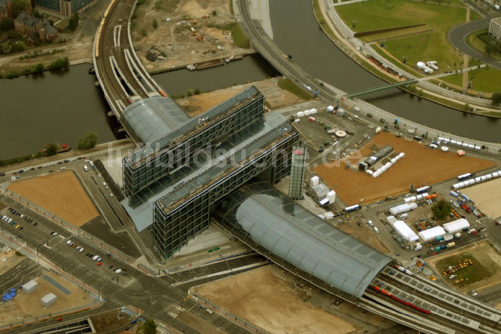 Luftaufnahme Berlin - Hauptbahnhof der Deutschen Bahn in Berlin, Deutschland