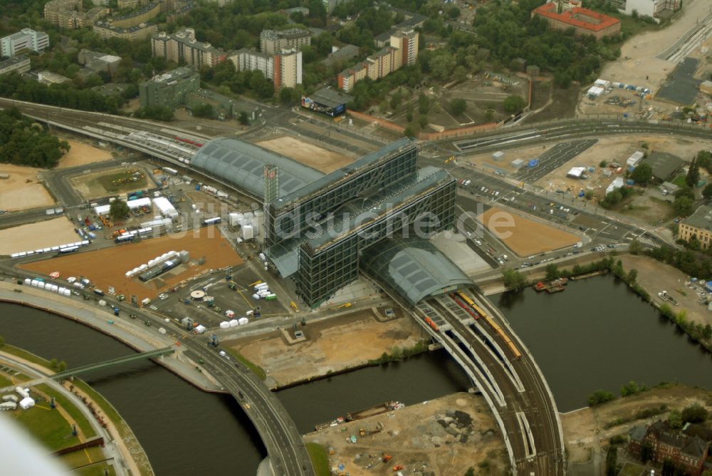 Berlin aus der Vogelperspektive: Hauptbahnhof der Deutschen Bahn in Berlin, Deutschland