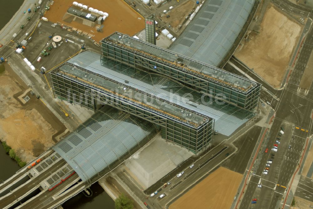 Luftaufnahme Berlin - Hauptbahnhof der Deutschen Bahn in Berlin, Deutschland