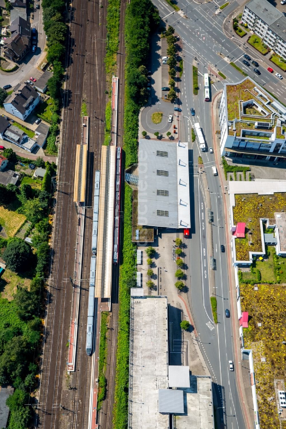 Bottrop aus der Vogelperspektive: Hauptbahnhof der Deutschen Bahn in Bottrop im Bundesland Nordrhein-Westfalen