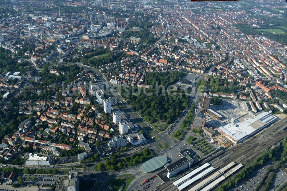 Braunschweig aus der Vogelperspektive: Hauptbahnhof der Deutschen Bahn in Braunschweig im Bundesland Niedersachsen