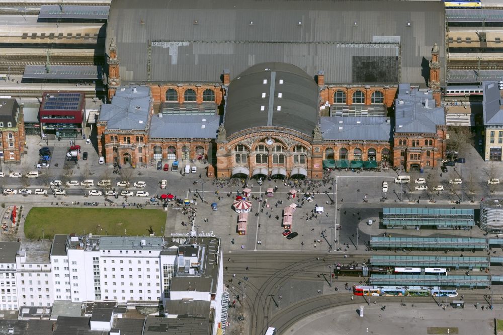 Luftbild Bremen - Hauptbahnhof der Deutschen Bahn von Bremen mit dem Bahnhofsvorplatz und dem Busbahnhof