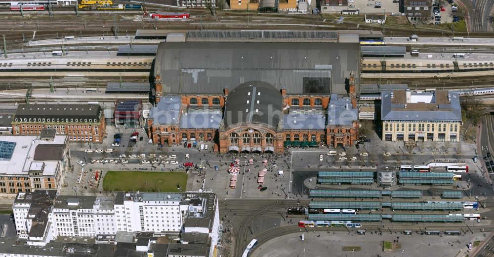 Luftaufnahme Bremen - Hauptbahnhof der Deutschen Bahn von Bremen mit dem Bahnhofsvorplatz und dem Busbahnhof