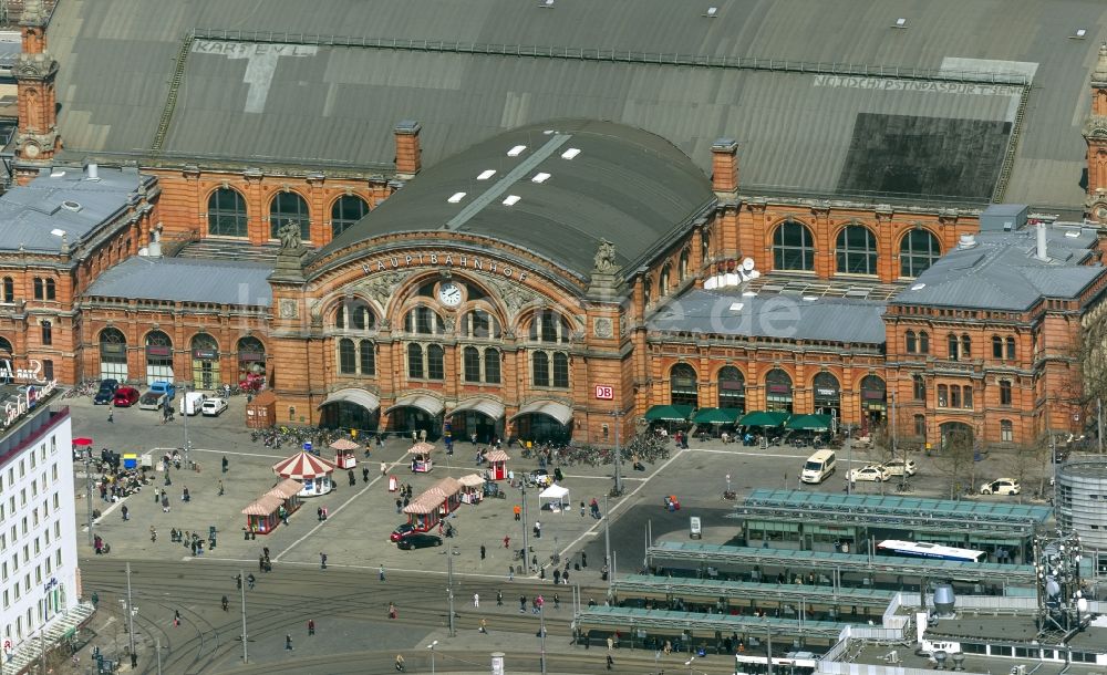 Luftaufnahme Bremen - Hauptbahnhof der Deutschen Bahn von Bremen mit dem Bahnhofsvorplatz und dem Busbahnhof