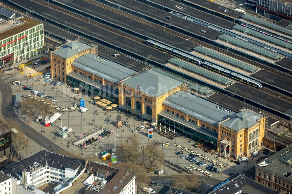 Hannover aus der Vogelperspektive: Hauptbahnhof der Deutschen Bahn am Ernst-August-Platz in Hannover im Bundesland Niedersachsen, Deutschland