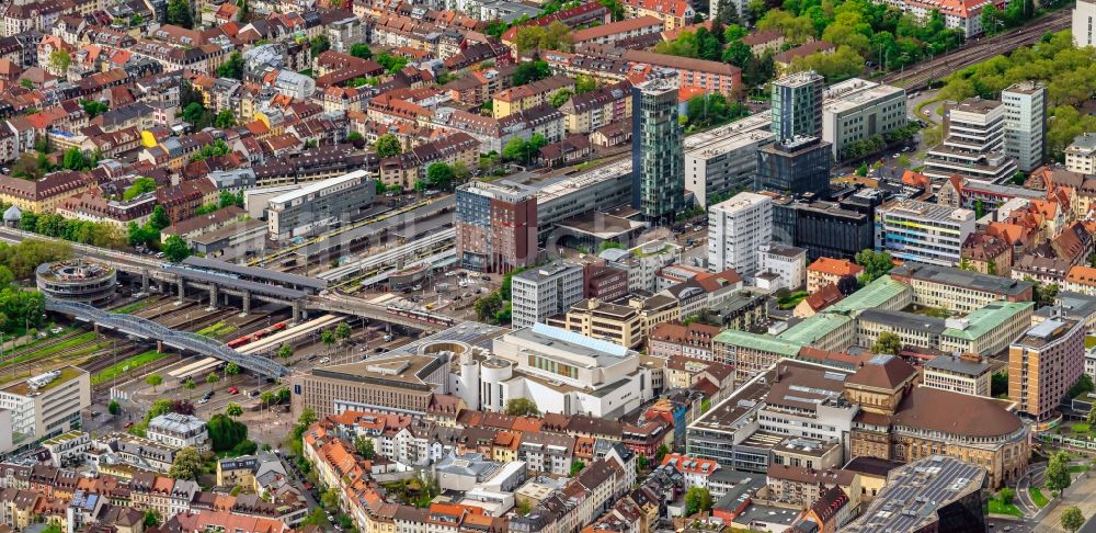 Freiburg im Breisgau aus der Vogelperspektive: Hauptbahnhof der Deutschen Bahn in Freiburg im Breisgau im Bundesland Baden-Württemberg