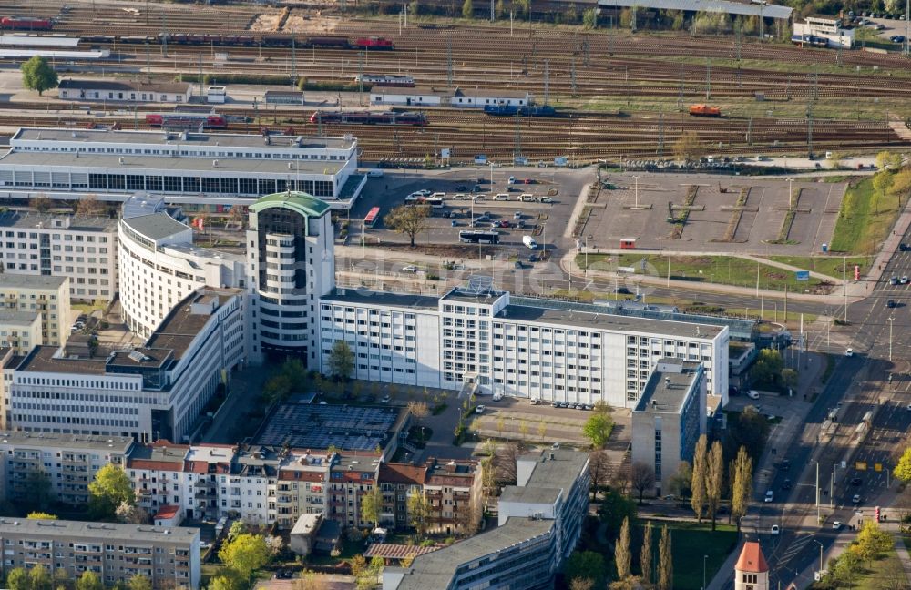 Luftaufnahme Cottbus - Hauptbahnhof der Deutschen Bahn und Geschäftszentrum in Cottbus im Bundesland Brandenburg