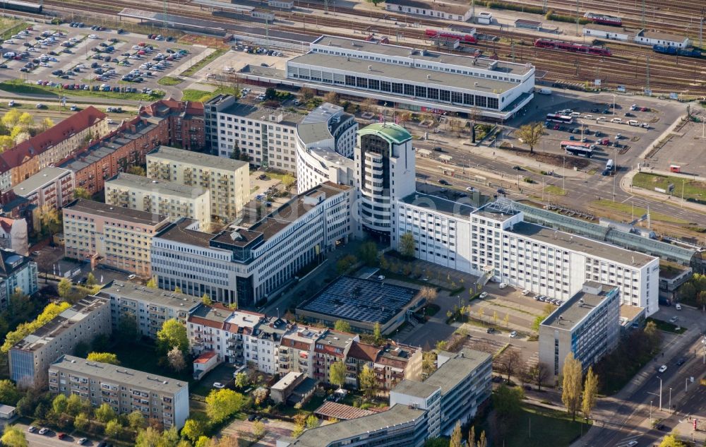 Cottbus von oben - Hauptbahnhof der Deutschen Bahn und Geschäftszentrum in Cottbus im Bundesland Brandenburg