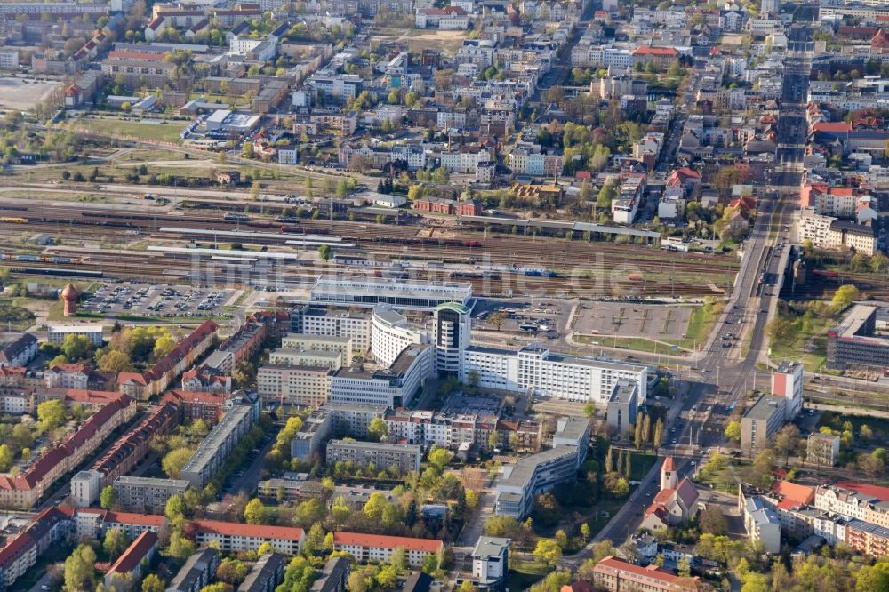 Cottbus aus der Vogelperspektive: Hauptbahnhof der Deutschen Bahn und Geschäftszentrum in Cottbus im Bundesland Brandenburg