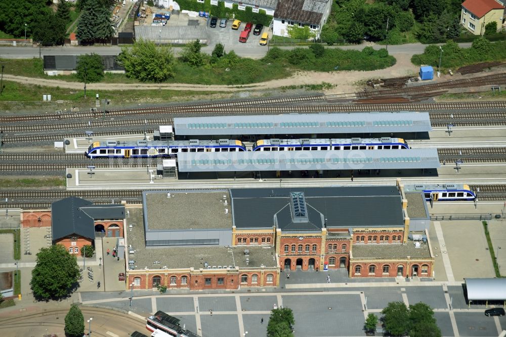 Halberstadt aus der Vogelperspektive: Hauptbahnhof der Deutschen Bahn in Halberstadt im Bundesland Sachsen-Anhalt