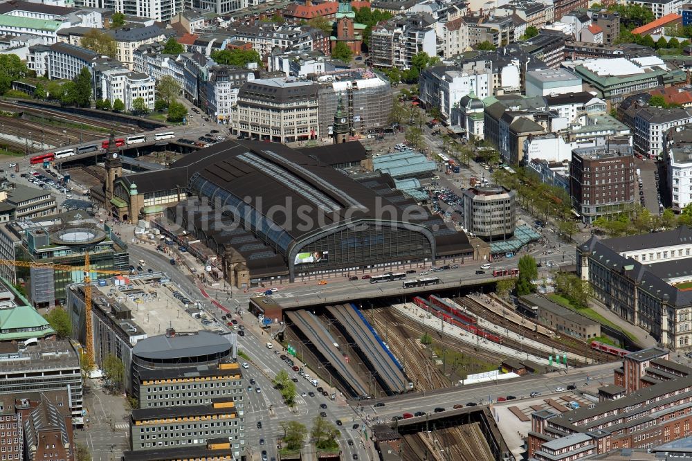 Hamburg aus der Vogelperspektive: Hauptbahnhof der Deutschen Bahn in Hamburg, Deutschland