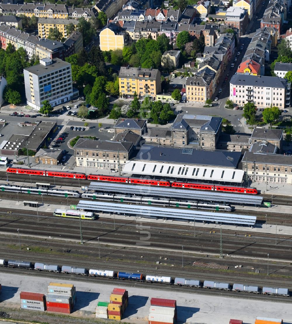 Luftbild Hof - Hauptbahnhof der Deutschen Bahn in Hof im Bundesland Bayern, Deutschland