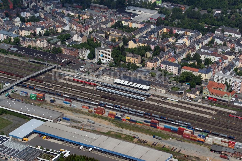 Hof aus der Vogelperspektive: Hauptbahnhof der Deutschen Bahn in Hof im Bundesland Bayern, Deutschland