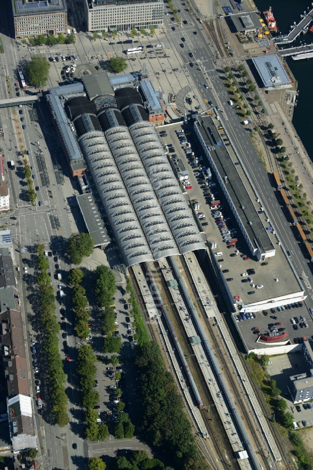 Luftaufnahme Kiel - Hauptbahnhof der Deutschen Bahn in Kiel im Bundesland Schleswig-Holstein