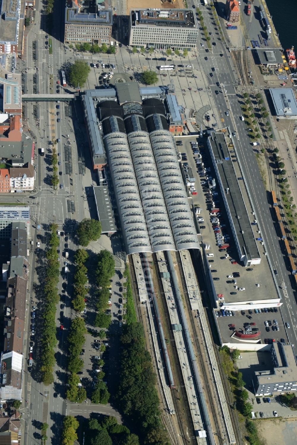 Kiel von oben - Hauptbahnhof der Deutschen Bahn in Kiel im Bundesland Schleswig-Holstein