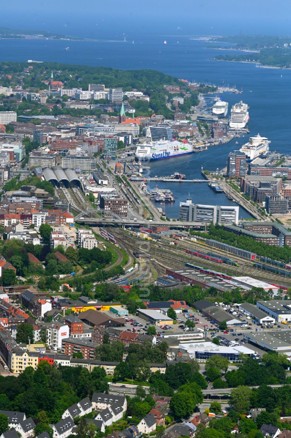 Kiel aus der Vogelperspektive: Hauptbahnhof der Deutschen Bahn in Kiel im Bundesland Schleswig-Holstein, Deutschland