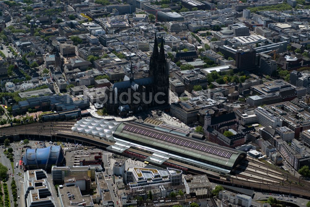 Köln aus der Vogelperspektive: Hauptbahnhof der Deutschen Bahn in Köln im Bundesland Nordrhein-Westfalen, Deutschland