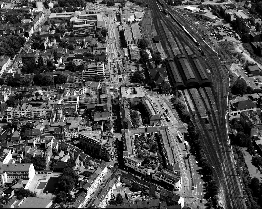 Krefeld von oben - Hauptbahnhof der Deutschen Bahn in Krefeld im Bundesland Nordrhein-Westfalen, Deutschland