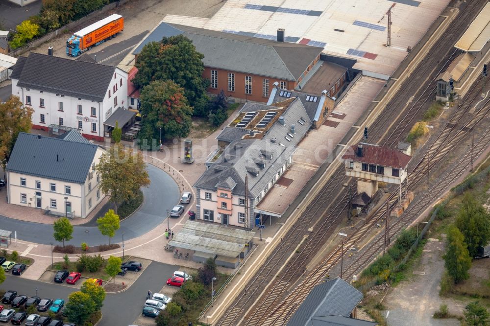 Luftaufnahme Kreuztal - Hauptbahnhof der Deutschen Bahn in Kreuztal im Bundesland Nordrhein-Westfalen, Deutschland